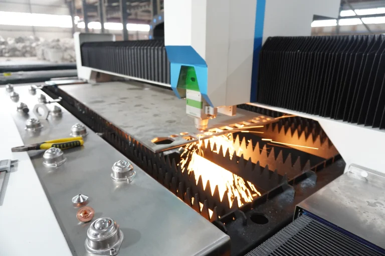 Laser cutting machine focusing mirror maintenance