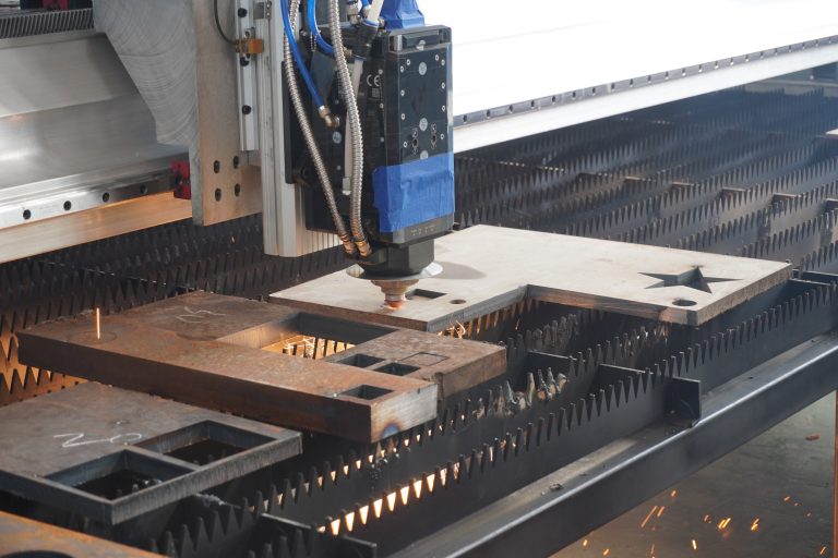 How to operate a laser cutting machine